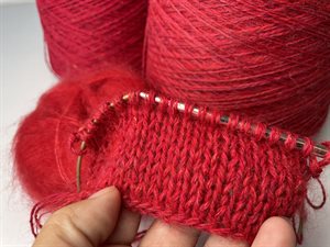 BOYFRIEND sweater - KIT i varm rød. Tyk, blød og lækker strik på pind 5,5